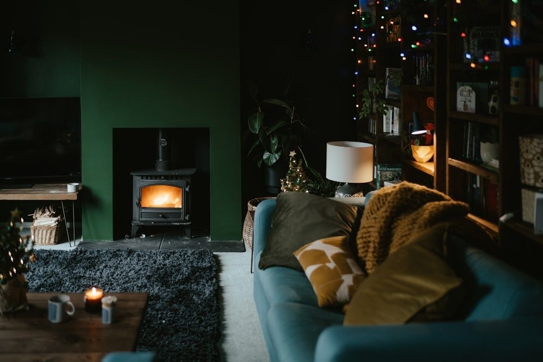 Koselig stue med vedovn, TV, dempet belysning og sofa